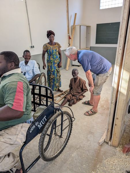 Im Gesprch mit dem Mann mit amputiertem Bein.jpg